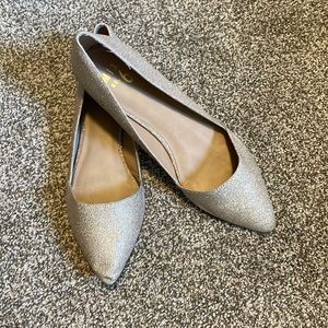 Nude/light gold sparkle flats